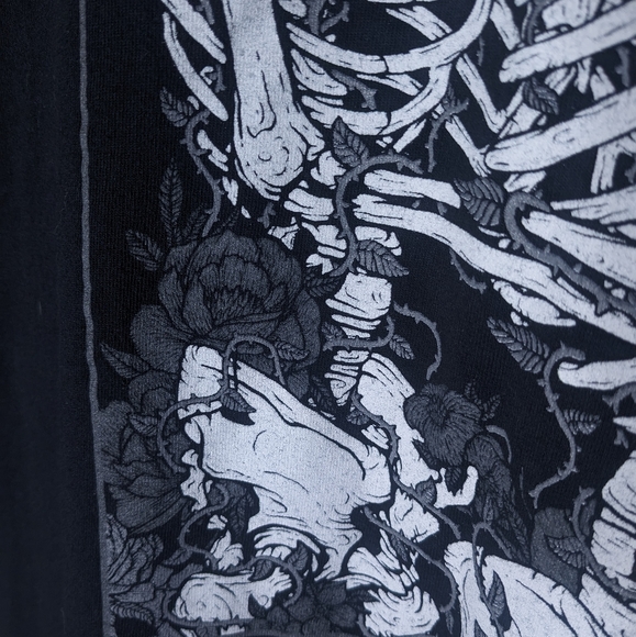 Skeleton love tee with rose vines in high contrast white grey and black - Picture 6 of 8